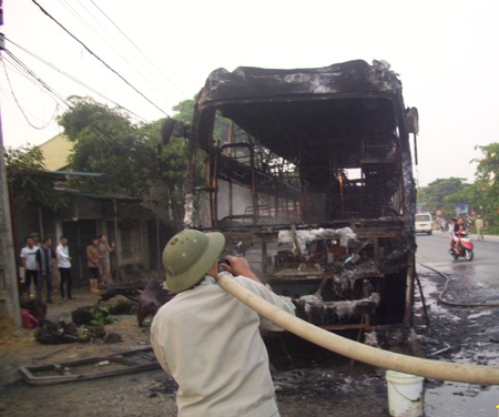 Xe khách 2 lần bốc cháy dữ dội trên QL1A