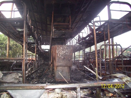 Xe khách 2 lần bốc cháy dữ dội trên QL1A