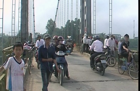 Nữ sinh lớp 12 nhảy sông Lam tự vẫn