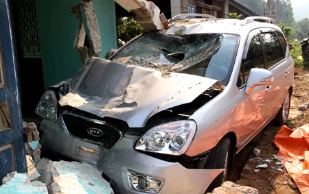 Ôtô mất lái đâm sập nhà dân