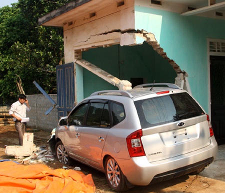 Ôtô mất lái đâm sập nhà dân