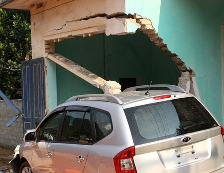 Ôtô mất lái đâm sập nhà dân