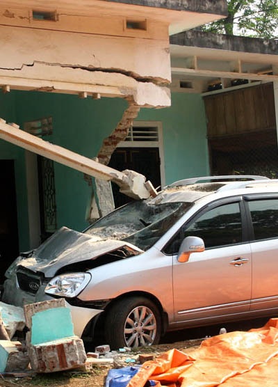 Ôtô mất lái đâm sập nhà dân