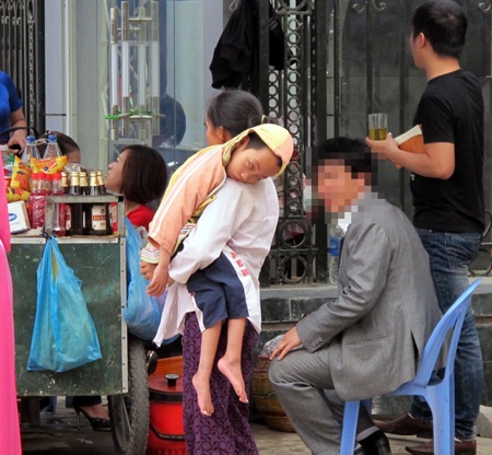 Bế con nhỏ đi ăn xin...