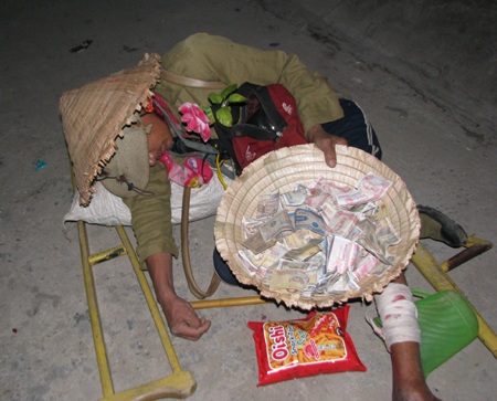 Một người ăn xin với thân tàn ma dại...