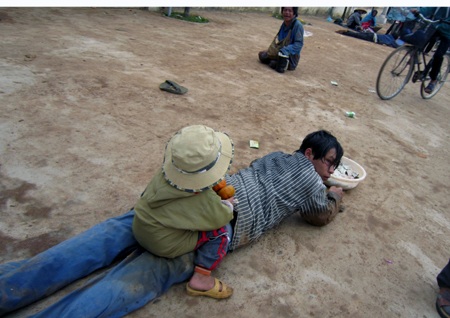 ... đội quân ăn xin bủa vây Linh địa Trại Gáo....