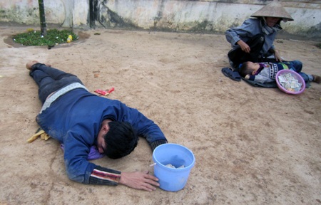 ... đội quân ăn xin bủa vây Linh địa Trại Gáo....