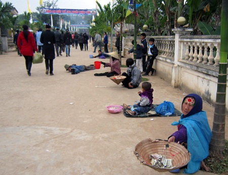 ... đội quân ăn xin bủa vây Linh địa Trại Gáo....