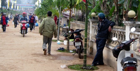 Đây là hình ảnh của hai gã chăn dắt ăn xin tại linh địa Trại Gáo.