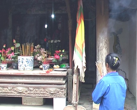 Hàng trăm con chim bất ngờ xuất hiện tại ngôi đền thiêng 