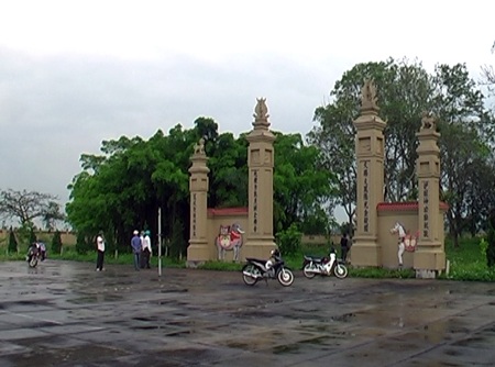 Hàng trăm con chim bất ngờ xuất hiện tại ngôi đền thiêng 