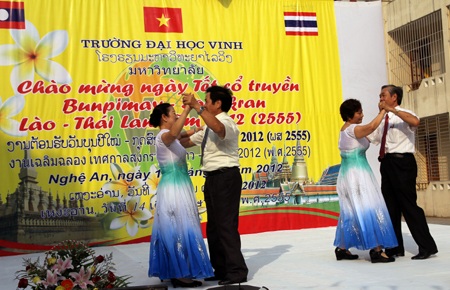 Học sinh Lào, Thái Lan đón Tết cổ truyền trên xứ Nghệ