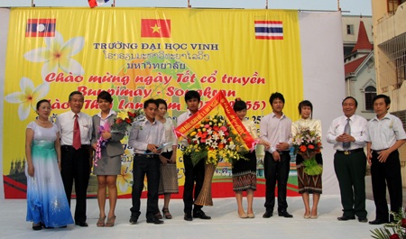 Học sinh Lào, Thái Lan đón Tết cổ truyền trên xứ Nghệ