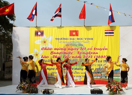 Học sinh Lào, Thái Lan đón Tết cổ truyền trên xứ Nghệ