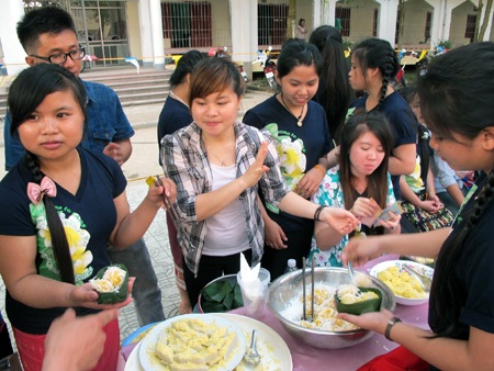 Học sinh Lào, Thái Lan đón Tết cổ truyền trên xứ Nghệ
