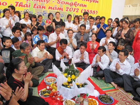 Học sinh Lào, Thái Lan đón Tết cổ truyền trên xứ Nghệ