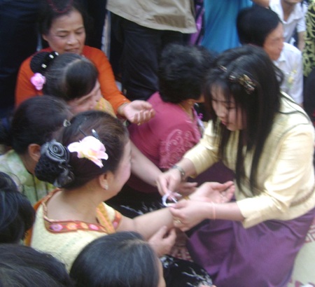 Học sinh Lào, Thái Lan đón Tết cổ truyền trên xứ Nghệ