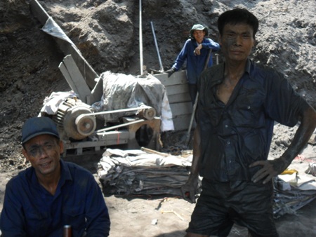 Mua cả một quả đồi để khai thác đất đen