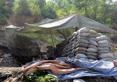 Mua cả một quả đồi để khai thác đất đen