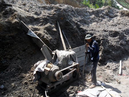 Mua cả một quả đồi để khai thác đất đen