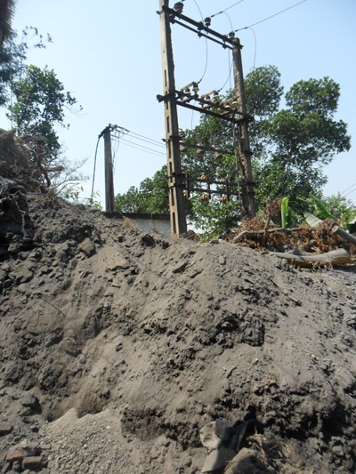 Mua cả một quả đồi để khai thác đất đen