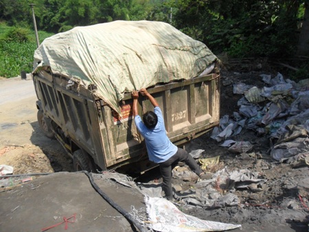 Mua cả một quả đồi để khai thác đất đen