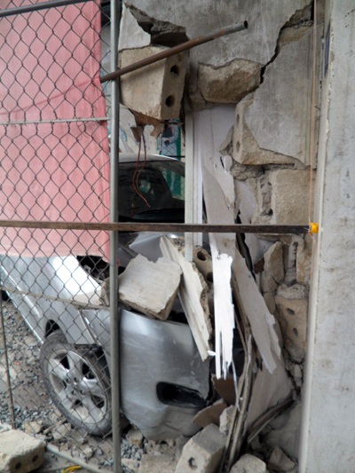 Nửa đêm, xe con đâm sập nhà dân 