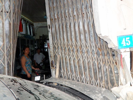 Nửa đêm, xe con đâm sập nhà dân 