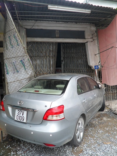 Nửa đêm, xe con đâm sập nhà dân 