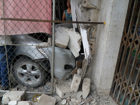 Nửa đêm, xe con đâm sập nhà dân 