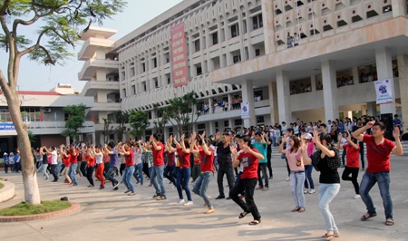 Sôi động vũ điệu Flash Mob vì một hành tinh xanh 
