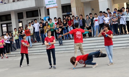 Sôi động vũ điệu Flash Mob vì một hành tinh xanh - 2 Sôi động vũ điệu Flash Mob vì một hành tinh xanh