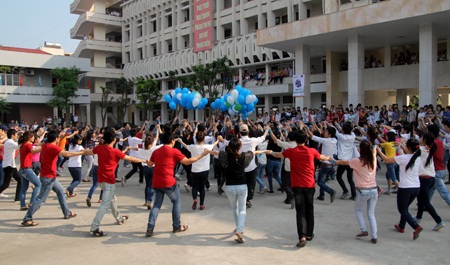 Sôi động vũ điệu Flash Mob vì một hành tinh xanh - 11 Sôi động vũ điệu Flash Mob vì một hành tinh xanh