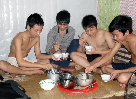 Nồi cơm sinh viên thời trượt giá