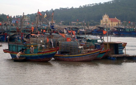 Chìm thuyền đánh cá, 3 người mất tích 