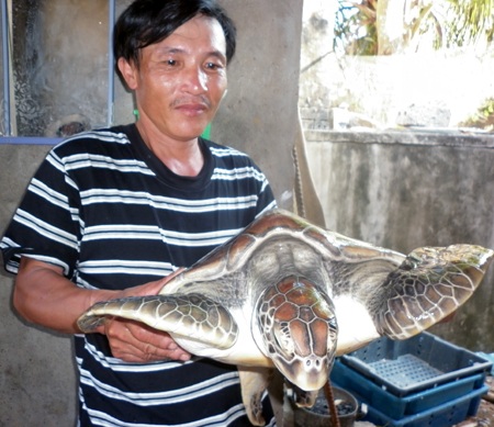 Ngư dân bắt được con vích trên sông