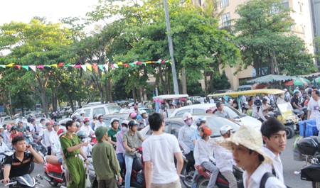 Bãi biển Cửa Lò đông nghịt du khách - 8 Bãi biển Cửa Lò đông nghịt du khách