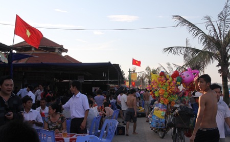 Bãi biển Cửa Lò đông nghịt du khách - 7 Bãi biển Cửa Lò đông nghịt du khách