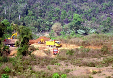 Vùng biên khốn đốn vì quặng sắt