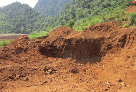 Quặng tặc ngang nhiên đào bới, khai thác quặng trái phép.
