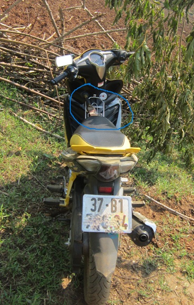 Một chiếc xe của nhóm đối tượng theo dõi nhóm phóng viên. Trên xe có gài cả gươm và dao