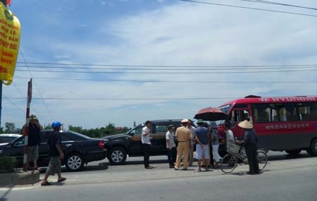 3 ô tô "cắn" đuôi nhau trên phố  - 6