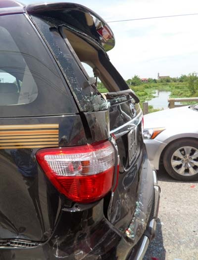 3 ô tô "cắn" đuôi nhau trên phố  - 3