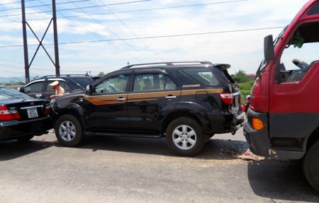 3 ô tô "cắn" đuôi nhau trên phố  - 4