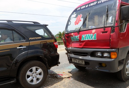 3 ô tô "cắn" đuôi nhau trên phố  - 2