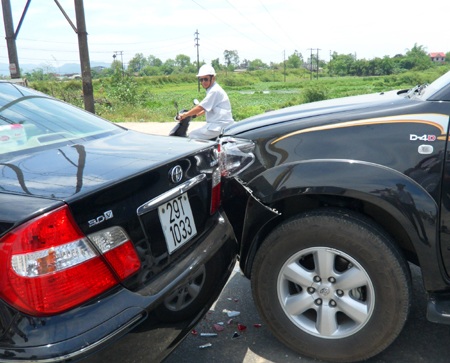 3 ô tô "cắn" đuôi nhau trên phố  - 1