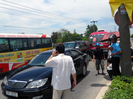 3 ô tô "cắn" đuôi nhau trên phố  - 5