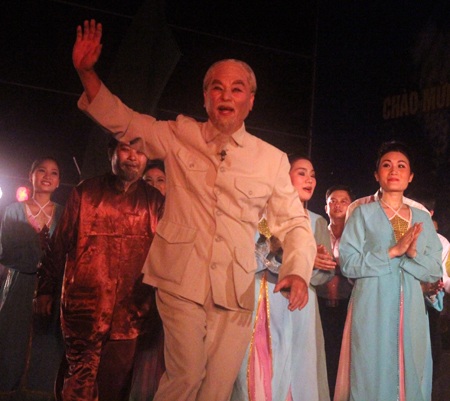 Rơi nước mắt vở diễn Bác Hồ về thăm quê lần thứ 2