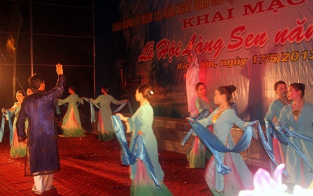 Rơi nước mắt vở diễn Bác Hồ về thăm quê lần thứ 2 - 4 Rơi nước mắt vở diễn Bác Hồ về thăm quê lần thứ 2