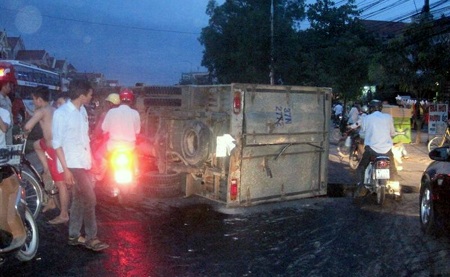 Xe tải tông xe máy rồi lật nghiêng giữa đường